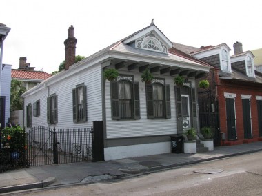 Side view of the St. Marie Cottage - 935 Rue St. Anne